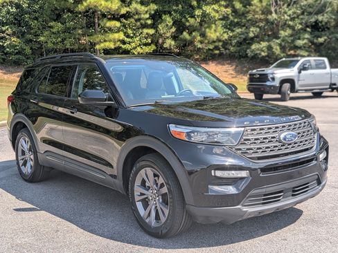 Used 2023 Ford Explorer XLT w/ Equipment Group 202A AWD/4WD image 11