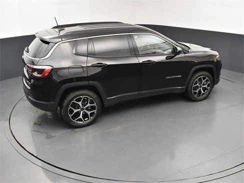 Used 2025 Jeep Compass Limited image 18