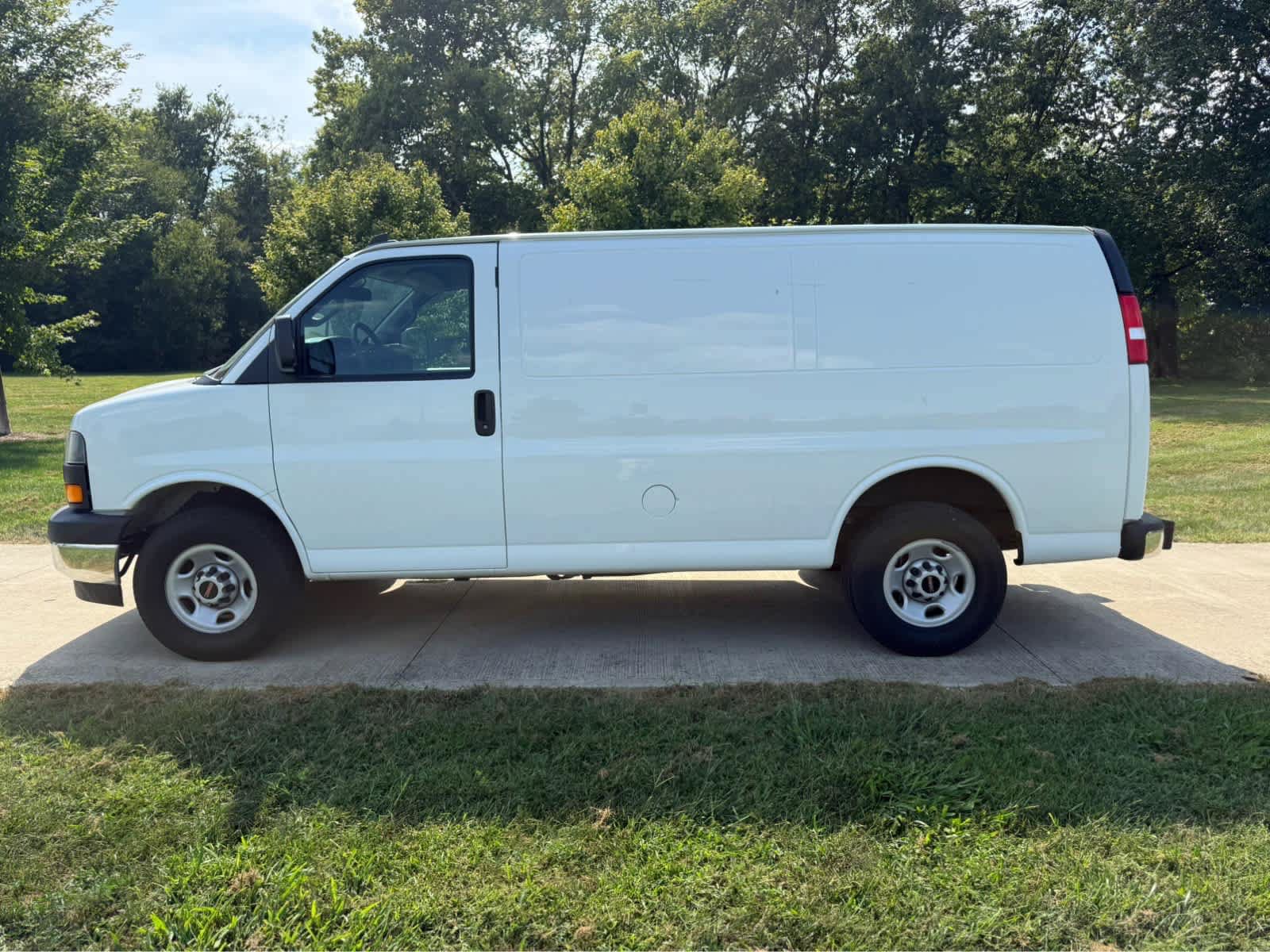 Used 2024 GMC Savana 2500 w/ Driver Convenience Package RWD image 3