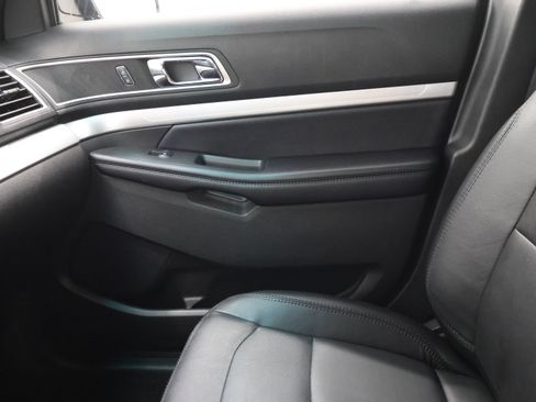 Used 2017 Ford Explorer XLT w/ Equipment Group 202A AWD/4WD image 14