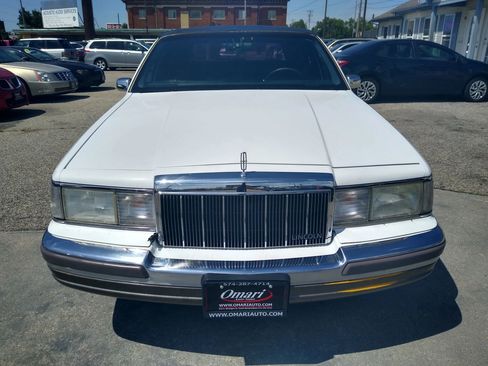 Used 1990 Lincoln Town Car Signature image 9