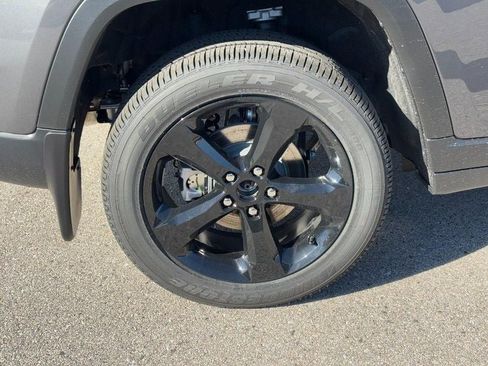 New 2025 Jeep Grand Cherokee Altitude w/ MOPAR Finishing Package image 4