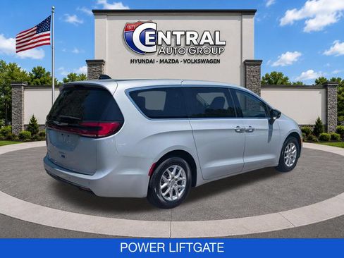 Used 2024 Chrysler Pacifica Touring-L FWD image 8