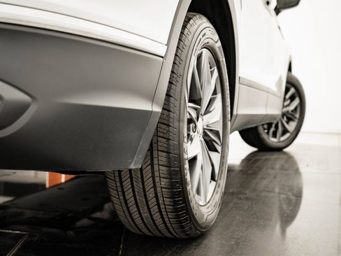 Used 2023 Volkswagen Tiguan SE w/ Panoramic Sunroof Package image 45