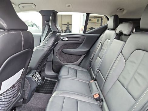 Used 2022 Volvo XC40 T5 Momentum image 28