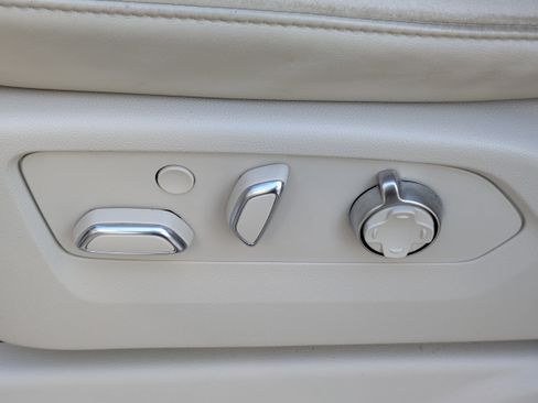 Used 2022 Cadillac Escalade Premium Luxury Platinum image 44