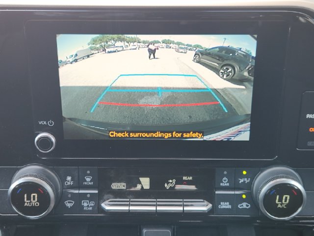Used 2024 Toyota Highlander LE AWD/4WD image 15