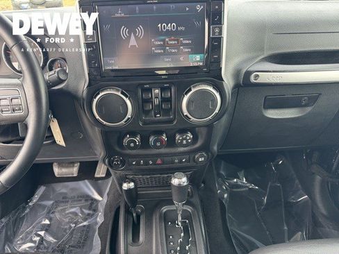 Used 2016 Jeep Wrangler Unlimited Rubicon image 16