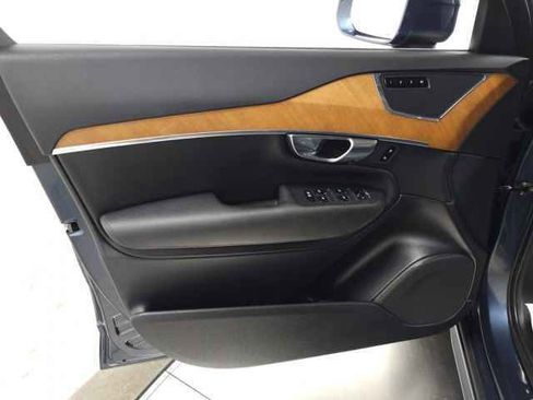 Used 2021 Volvo XC90 T6 Momentum w/ Climate Package image 16