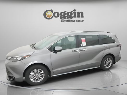 New 2026 Toyota Sienna XLE FWD image 3