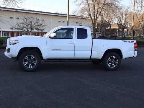 Used 2017 Toyota Tacoma TRD Sport image 3