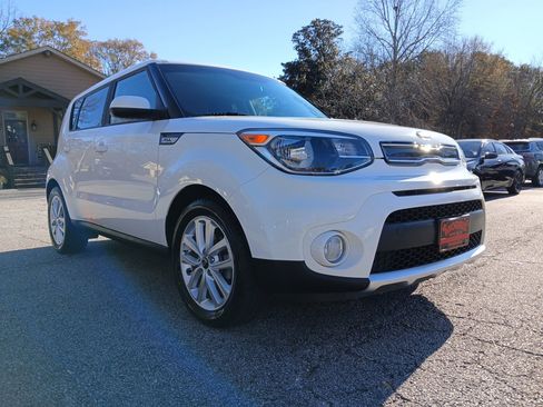 Used 2019 Kia Soul + image 4