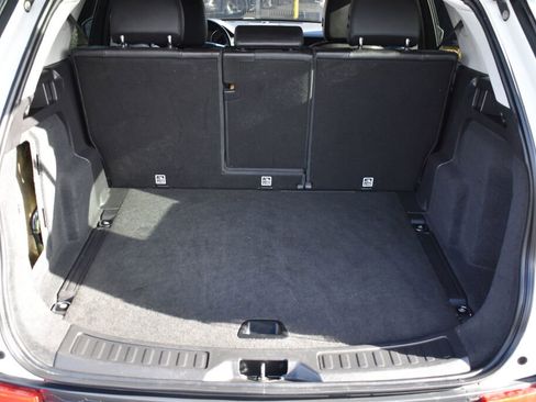 Used 2018 Land Rover Discovery Sport SE image 29