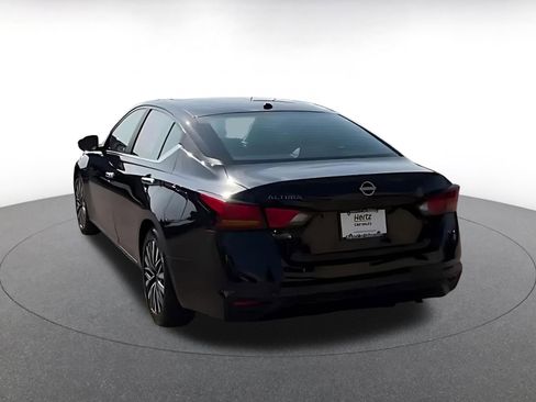 Used 2025 Nissan Altima 2.5 SV FWD image 11