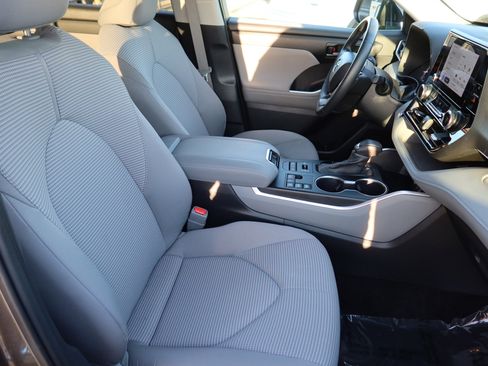 Used 2023 Toyota Highlander LE AWD/4WD image 12