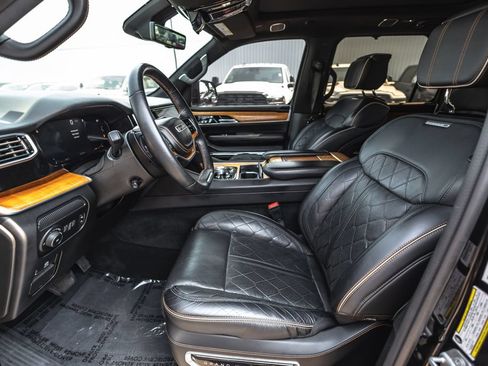 Used 2022 Jeep Grand Wagoneer Series III w/ Flexible Seating Group AWD/4WD image 16