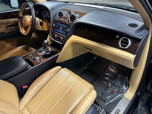 Used 2017 Bentley Bentayga AWD/4WD image 23