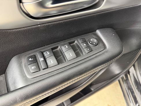Used 2025 Chrysler Pacifica Limited FWD image 19