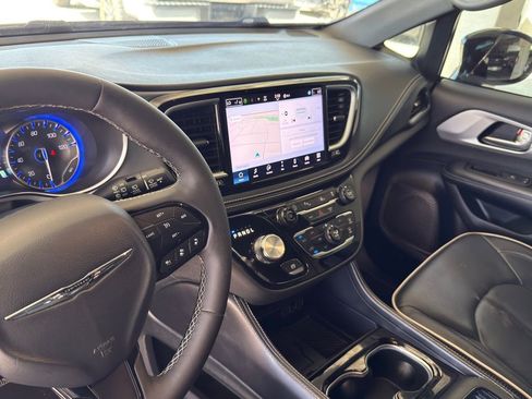 Used 2025 Chrysler Pacifica Limited FWD image 13
