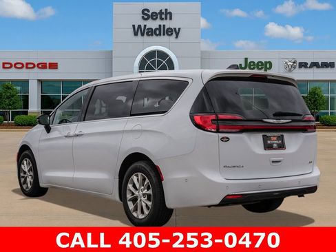 Used 2024 Chrysler Pacifica Touring-L AWD/4WD image 5