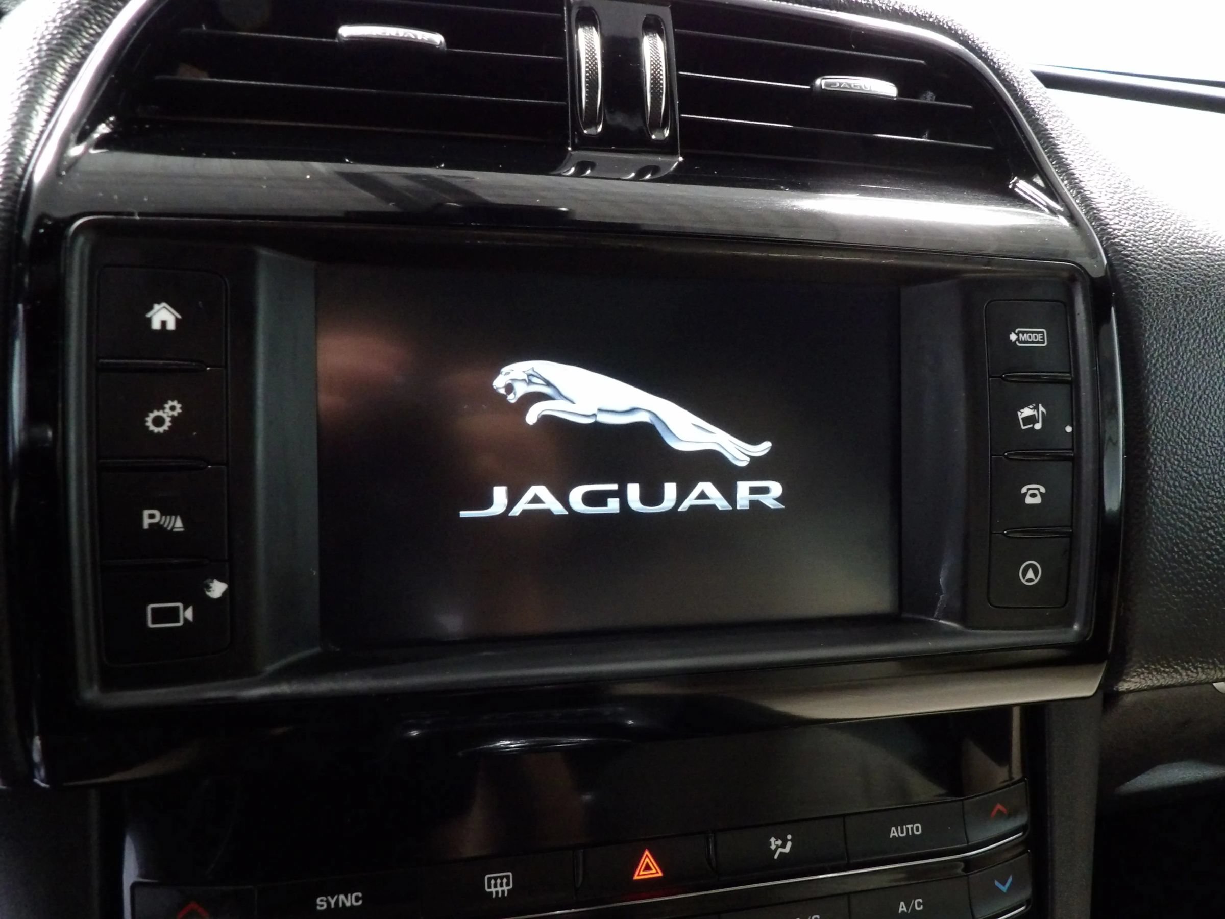 Used 2017 Jaguar F-PACE Premium AWD/4WD image 11