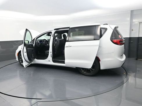 New 2026 Chrysler Pacifica Select image 30