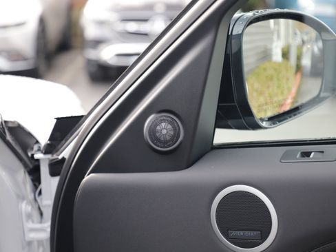 Certified 2025 Land Rover Discovery S image 8