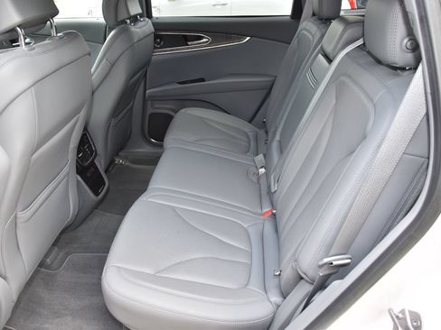Used 2019 Lincoln Nautilus Reserve FWD image 12