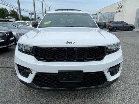 Used 2024 Jeep Grand Cherokee Altitude AWD/4WD image 2