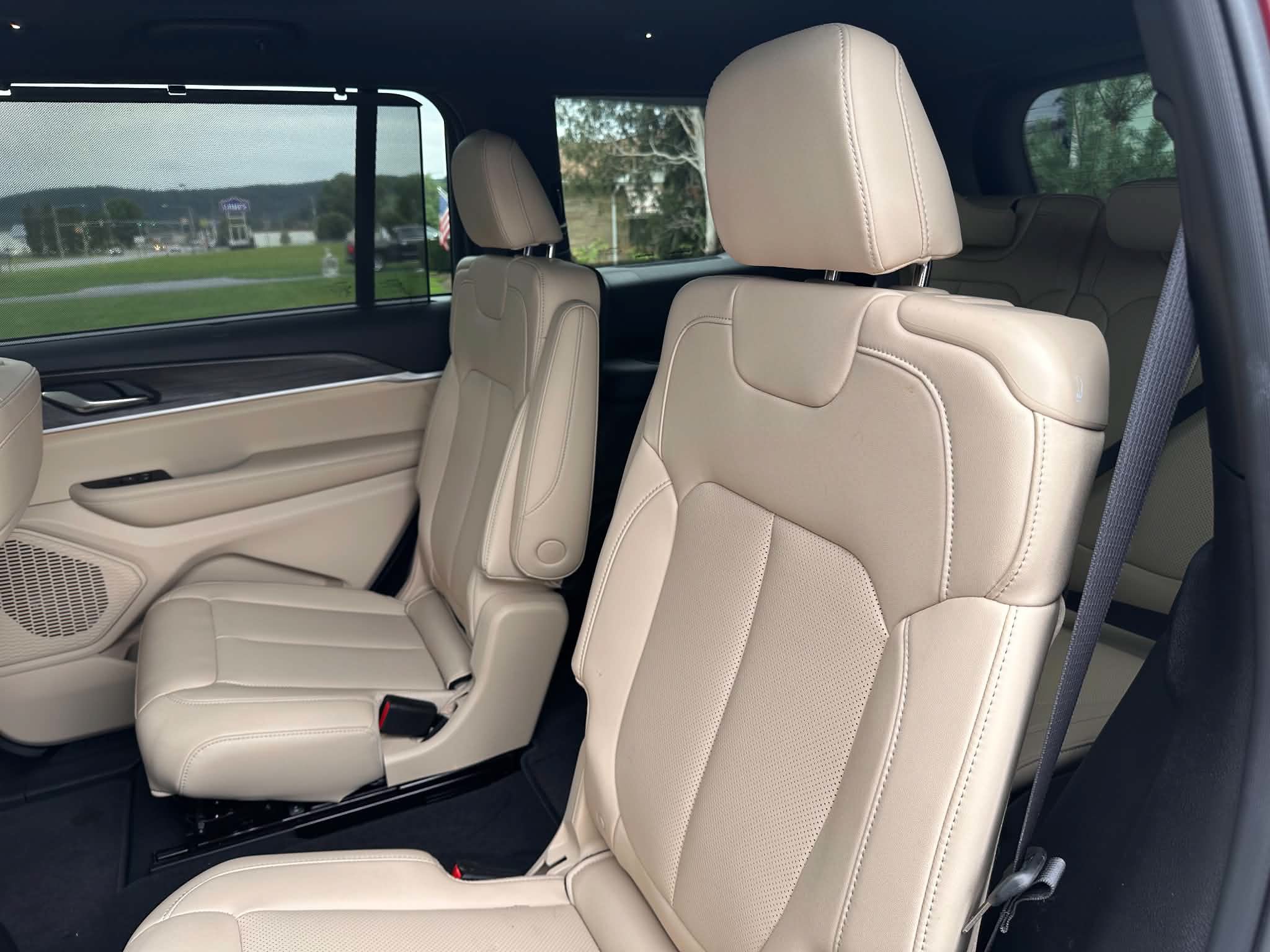 Used 2025 Jeep Grand Cherokee L Limited w/ Luxury Tech Group II AWD/4WD image 14