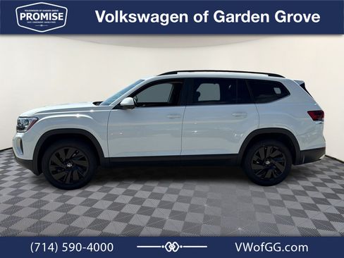 Used 2024 Volkswagen Atlas SE w/ Panoramic Sunroof Package FWD image 5