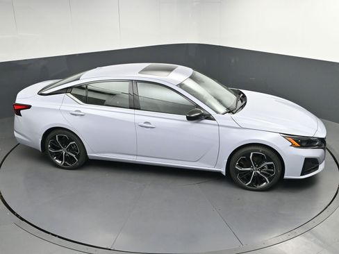Used 2025 Nissan Altima 2.5 SR FWD image 33
