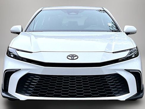 Used 2025 Toyota Camry SE FWD image 3