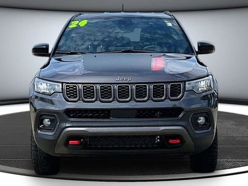 Used 2024 Jeep Compass Trailhawk w/ Trailhawk Convenience Group AWD/4WD image 2