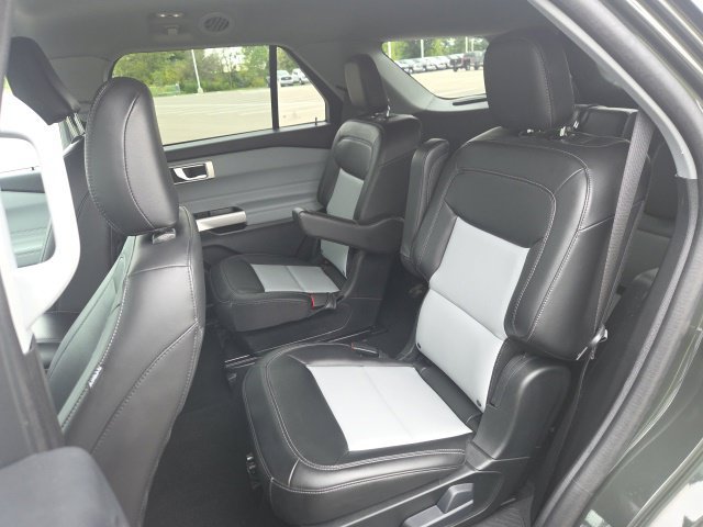 Used 2024 Ford Explorer XLT w/ Equipment Group 202A AWD/4WD image 17