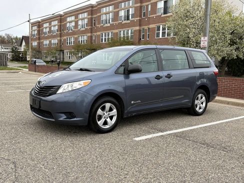 Used 2017 Toyota Sienna L FWD image 3