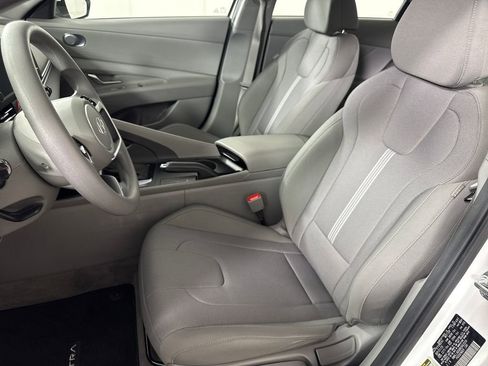 Certified 2024 Hyundai Elantra SE FWD image 13