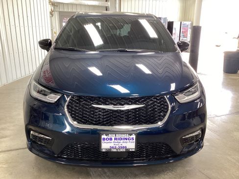 Used 2024 Chrysler Pacifica Touring-L FWD image 9