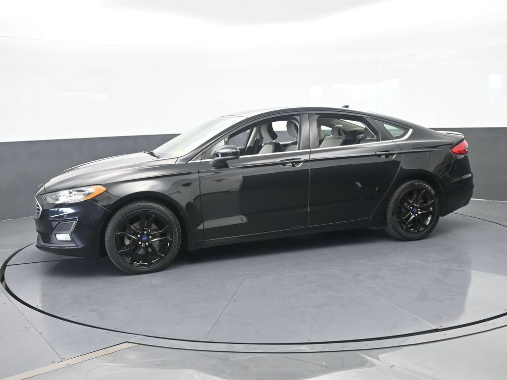 Used 2019 Ford Fusion SE w/ Equipment Group 151A FWD image 2