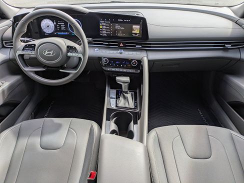 Used 2025 Hyundai Elantra SEL FWD image 15
