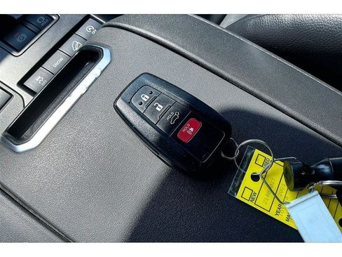 Used 2021 Toyota Highlander XLE AWD/4WD image 14