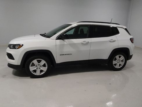 Used 2022 Jeep Compass Latitude FWD image 2