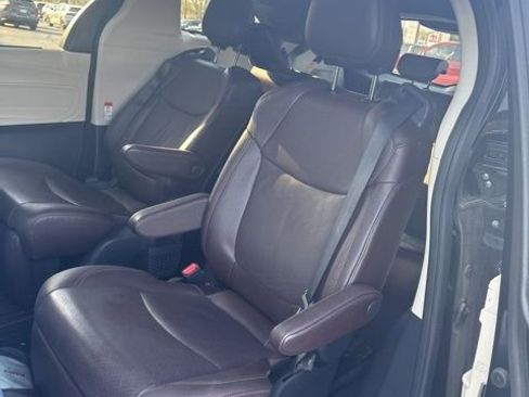 Used 2024 Toyota Sienna Platinum image 7