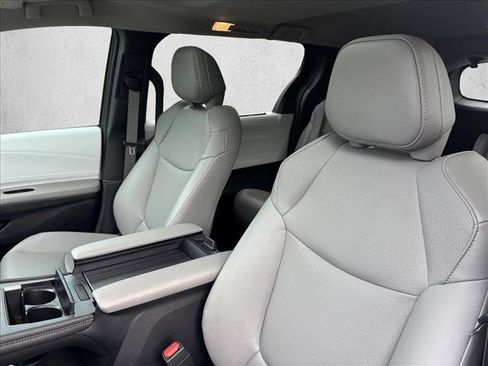 Certified 2025 Toyota Sienna XLE FWD image 20