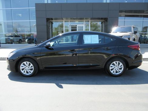 Used 2019 Hyundai Elantra SE w/ Cargo Package FWD image 3