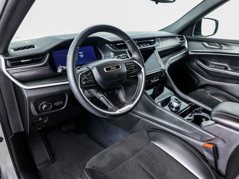 Used 2023 Jeep Grand Cherokee L Laredo image 27