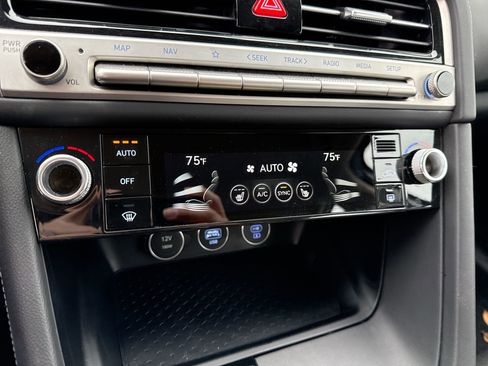 Used 2025 Genesis G70 2.5T image 16