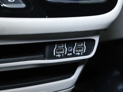 Used 2023 Chrysler Pacifica Touring-L FWD image 26