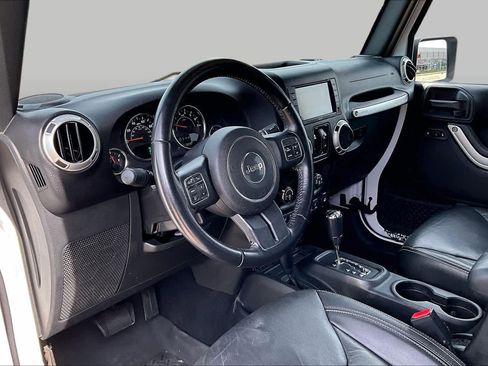 Used 2017 Jeep Wrangler Unlimited Sahara w/ Connectivity Group AWD/4WD image 16