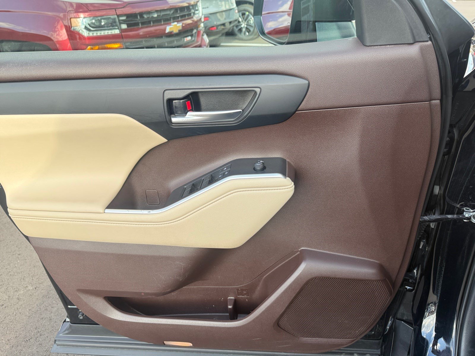 Used 2021 Toyota Highlander XLE FWD image 13